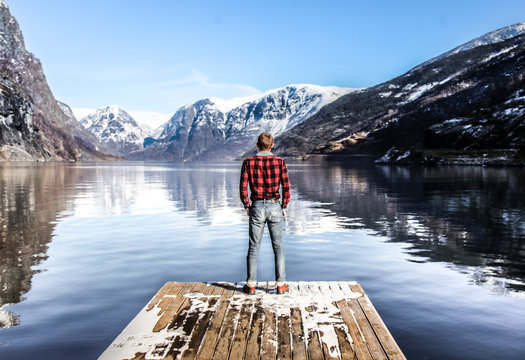 homme de dos donnant sur les fjords de Norvège