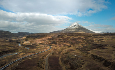 Vue aérienne route et volcan d'Islande