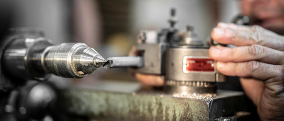 Drehmeisel an Drehbank auf Spitzenhöhe einstellen