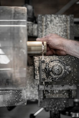 Abstechen eines Drehteils aus Messing an einer Drehbank