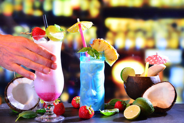 Leckere Cocktails mit Früchten und Hand