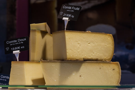 Fromages de Comt&eacute; sur l'&eacute;tal d'une fromagerie
