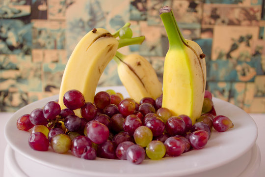 Golfinhos de banana brincando com uvas