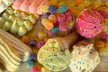 Mesa com doces e balas de crianças