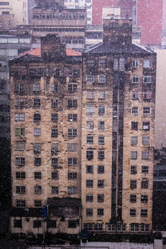 Pr&eacute;dio antigo com chuva 