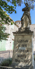 Monument aux morts dans le village de Lussan dans le Gard