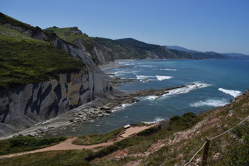 Paisaje de montañas y acantilados al lado del mar en verano.