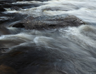 Stein vom Wasser umspült