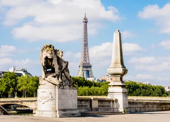 Photo sur Plexiglas Pont Alexandre III The Eiffel tower in Paris, France, seen from the pont Alexandre III with a lion sculpture in the foreground.