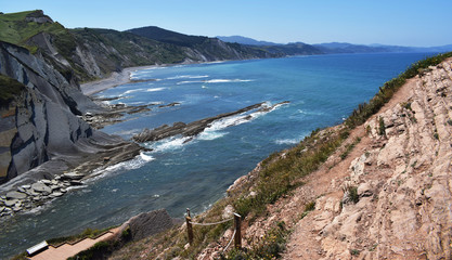 Paisaje de montañas y acantilados al lado del mar en verano.
