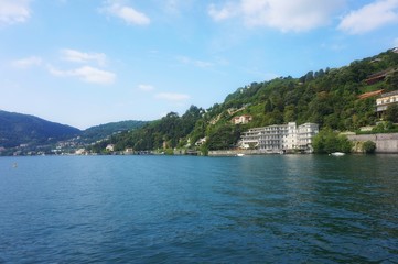 Fototapeta na wymiar Beautiful lake Como in the Alpine mountains.