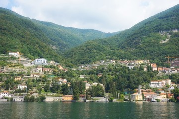 Fototapeta na wymiar Beautiful lake Como in the Alpine mountains.