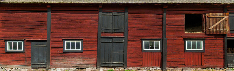 Altes schwedisches Bauernhaus mit roter Fassade. Retro Scandinavian countryside style. An old vintage wooden front on a red country house.
