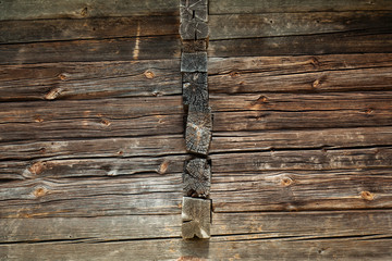 Alte Bauernhaus Fassade aus Holz. Hintergrund. Background. Old wooden facade of farm house. 