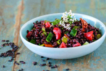 Salat mit schwarzem Reis und Gemüse