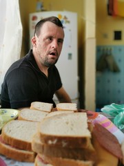 Une homme avec trisomie  