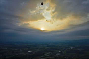 Sonnenaufgang mit Heißluftballon