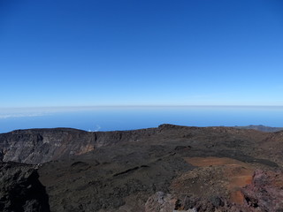 Ciel et mer au sommet d'un volcan