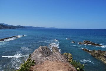 Rocas y piedras en un mar con olas. 