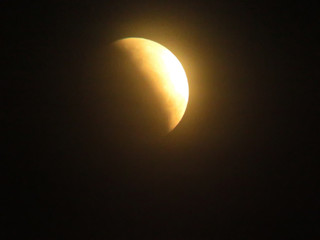 eclipse lunar amarillo con fondo negro