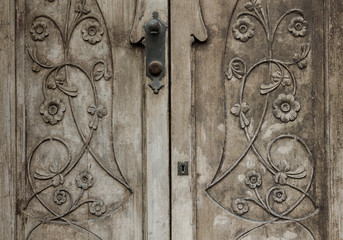 Una puerta antigua de dos hojas y con relieve
