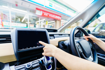 [安全運転イメージ] 停車中にカーナビを操作する女性ドライバー（ボディーパーツ）