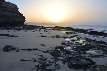 Obraz premium Sunrise by the Sea with Low Tide in Fuerteventura, Canary Islands