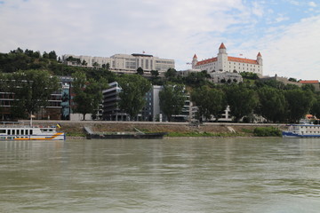 Fototapeta premium Rzeka Dunaju z Zamkiem Bratysławskim, Bratysława, Słowacja