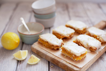 Obraz na płótnie Canvas Lemon portion cakes decorated lemon zest