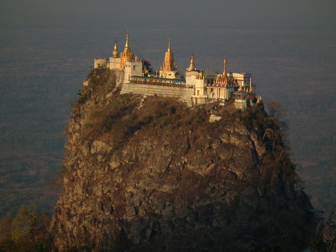 mont popa birmanie