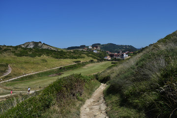 Fototapeta premium Paisajes costeros de montaña verdes en verano.