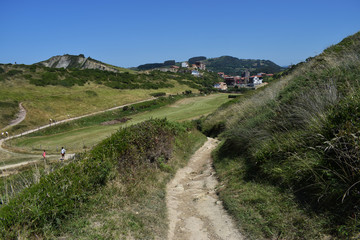 Fototapeta na wymiar Paisajes costeros de montaña verdes en verano.
