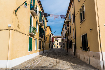 Fototapeta na wymiar Linen is dried on a narrow street
