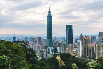 Fototapeta na wymiar Aerial over Downtown Taipei with Taipei 101 Skyscraper in the dusk from Xiangshan Elephant Mountain in the evening.