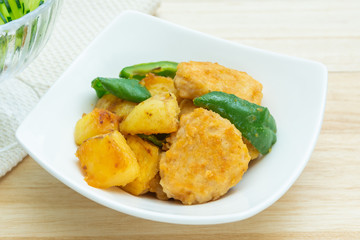 ジャガイモと鶏のつくねの煮物