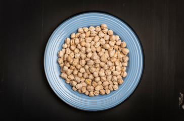 Chickpeas in the blue plate on the table