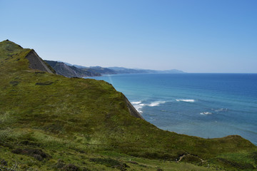 Paisaje de monta&ntilde;as y acantilados al lado del mar en verano.