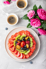 Tart with strawberries, kiwi, plums and cream