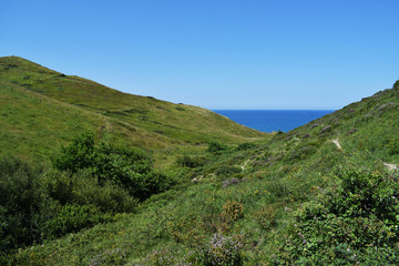 Paisaje de montañas y acantilados al lado del mar en verano.