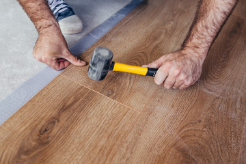 Before you start laying laminate flooring yourself, we recommend that you look at the installation instructions for laminate to clearly see the process of upcoming work from 