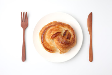 お皿にのせた 丸い デニッシュ パン 渦巻きパン 白背景