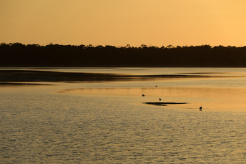 Sonnenuntergang am Meer vor der Küste Australiens