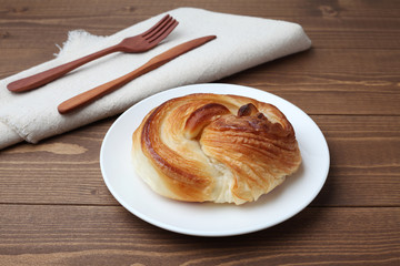 お皿にのせた 丸い デニッシュ パン 渦巻きパン テーブル