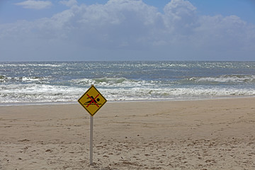 Schild mit schwimmen verboten zeichen 