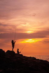 Silueta de hombres pescando