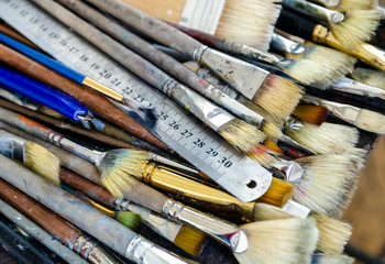 Obraz premium A metal ruler and set of different sizes brushes of the artist for oil painting
