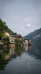 Fototapeta na wymiar Hallstatt lake and houses in Austrian Alps