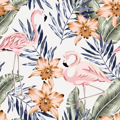 Tropische roze flamingo, oranje orchideebloemen, de achtergrond van banaanpalmbladen. Vector naadloos patroon. Oerwoudillustratie. Exotische planten, vogels. Zomer bloemdessin. Paradijs natuur