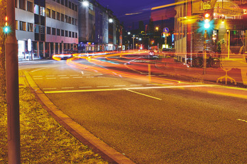 Nacht und Innenstadt in Saarbrücken Saarland Deutschland Europa mit befahrener Straße am 2019.07.24