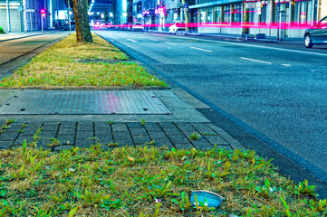 Nacht und Innenstadt in Saarbrücken Saarland Deutschland Europa mit befahrener Straße am...
